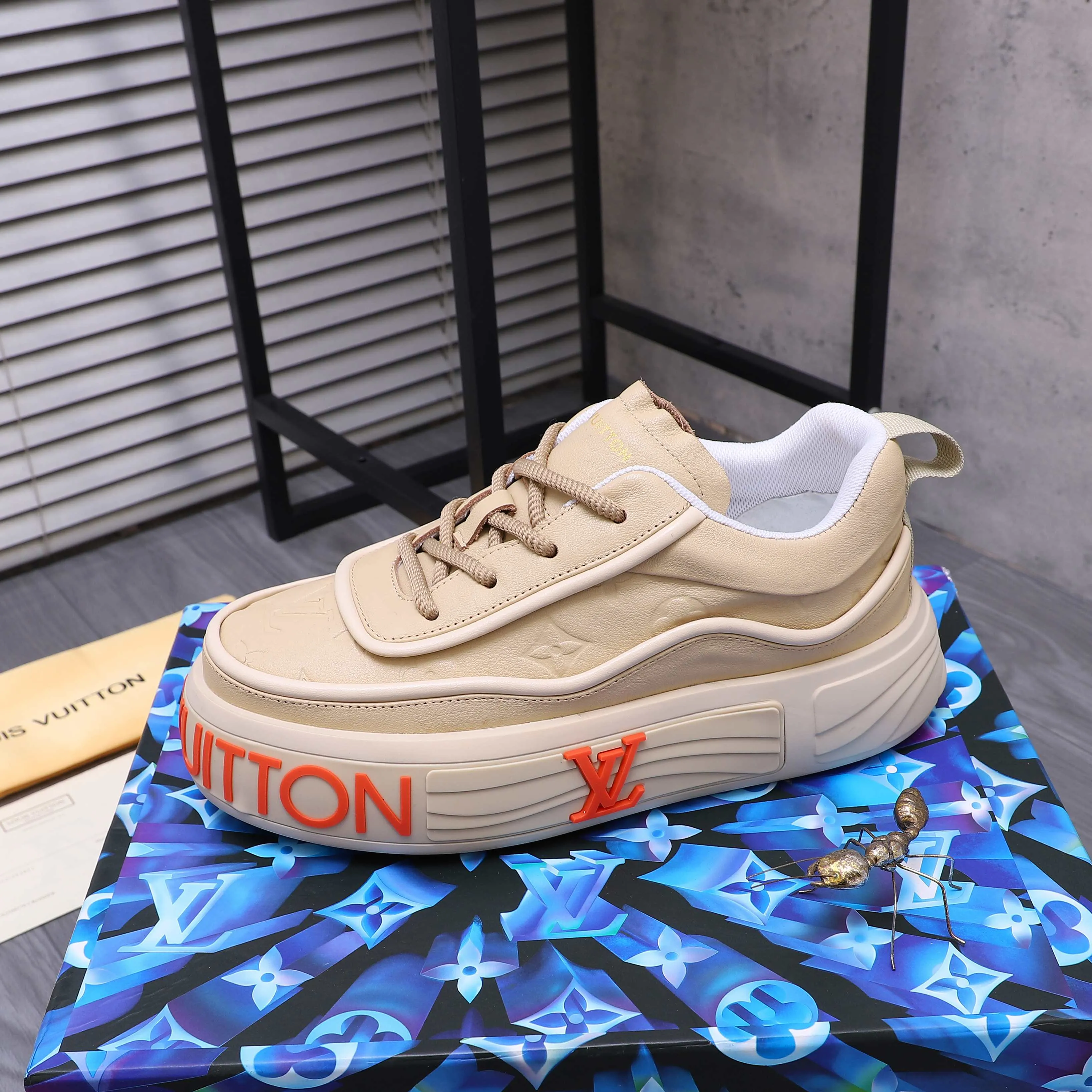 Men's shoes 💰560 Product trademark: LV [Louis Vuitton] casual shoes, regular size. Size: 38-46 (38.45.46 is custom-made and non-returnable) Product materials: Selected high-quality cowhide stitching embossed cowhide upper, cowhide insole, mesh lining, original outsole